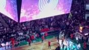 昔日夺冠功臣🏆霍勒迪被介绍入场，绿军主场球迷热烈欢迎！